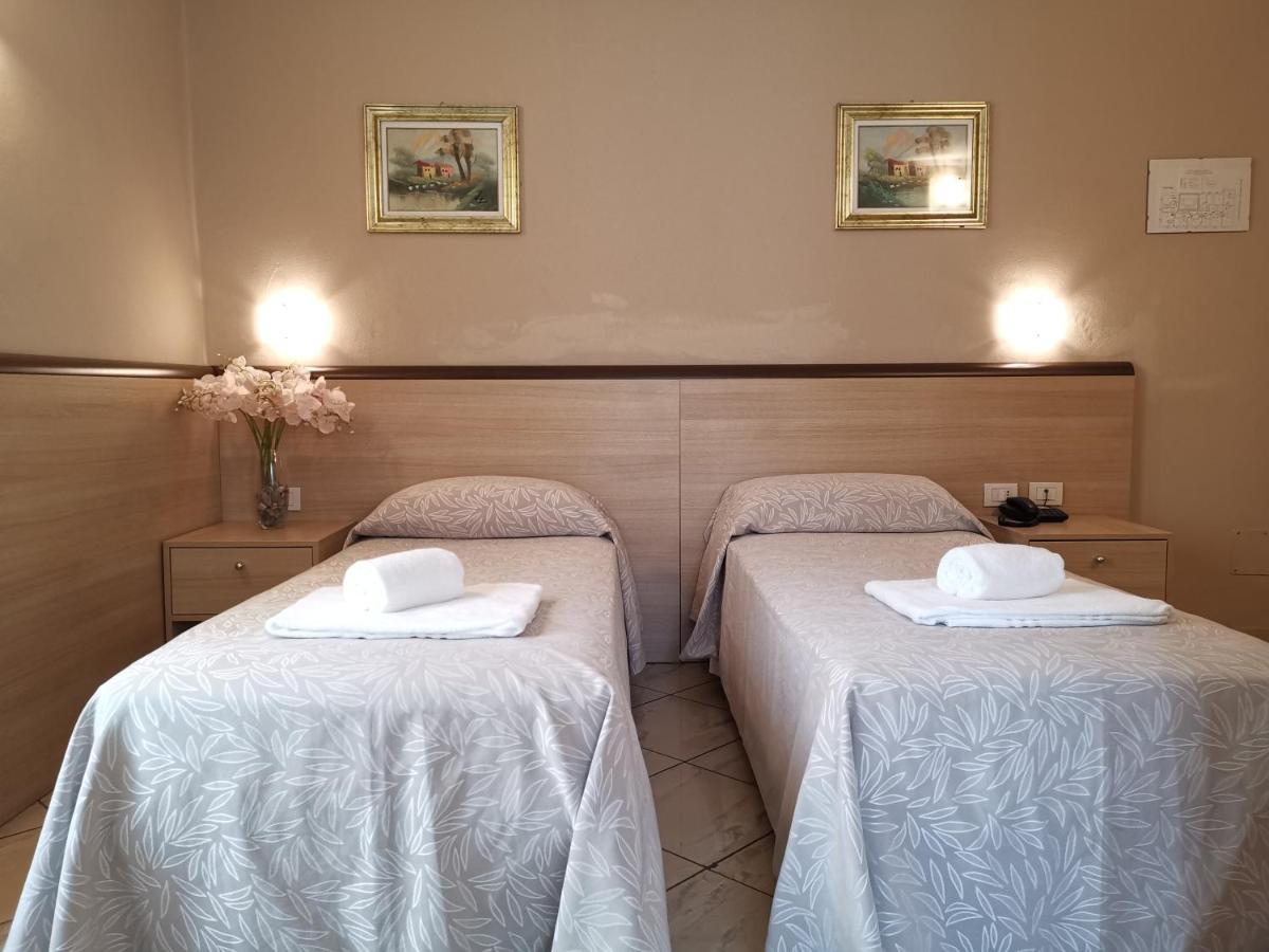 Quarto com 2 Camas de Solteiro